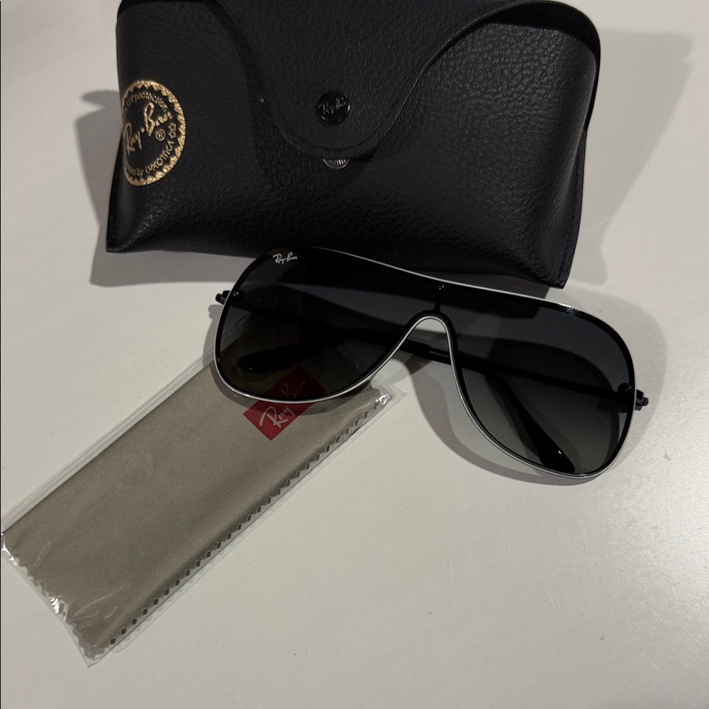 Ray-Ban Black Aviator Shades with Case - Picture 9 of 11